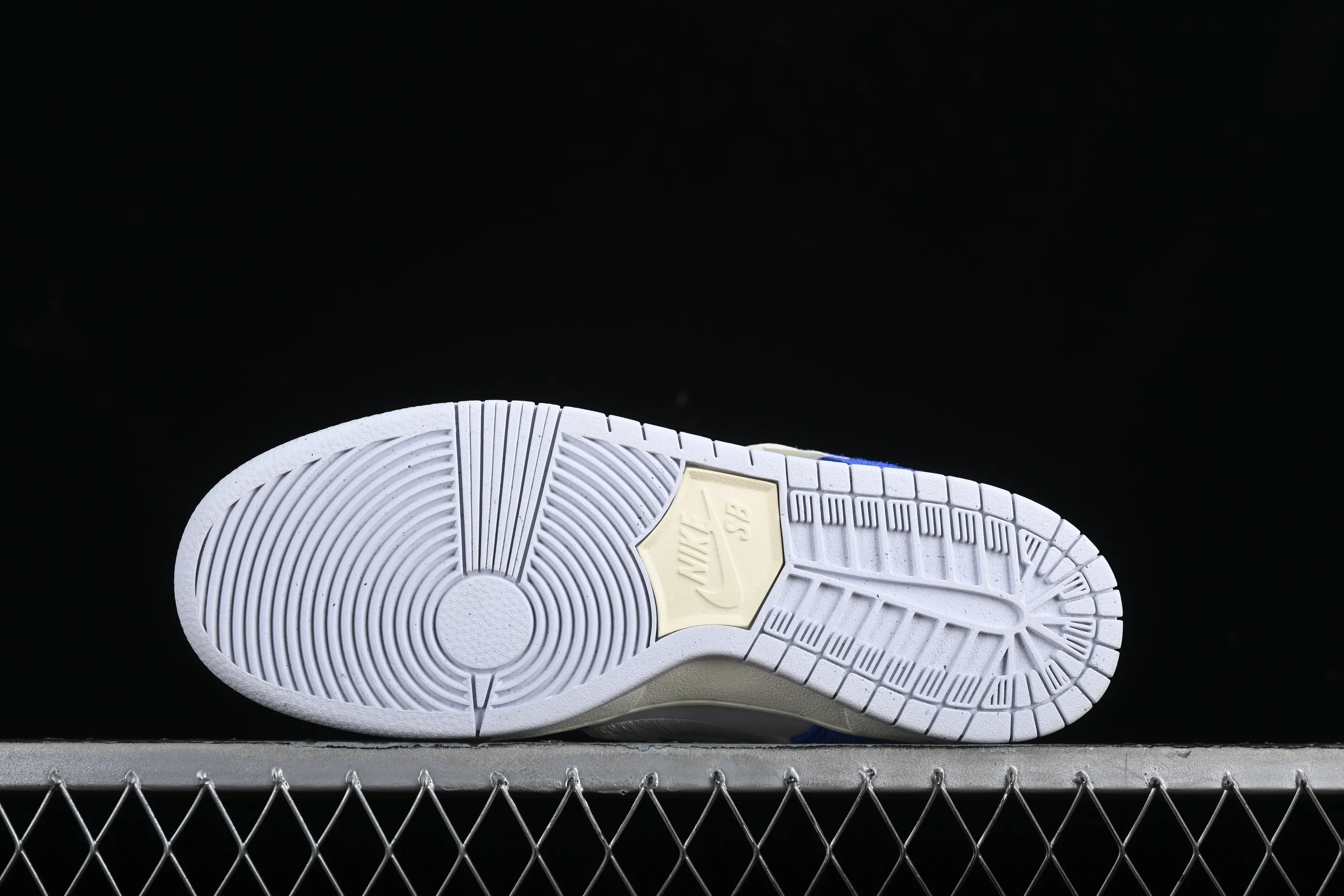 All categories Nk SB Dunk Series Nk SB Dunk Low low-top sneakers April Skateboards x Nk SB Dunk Low joint model Frozen Rose SB smashed backboard fashion casual sneakers FD2562-400